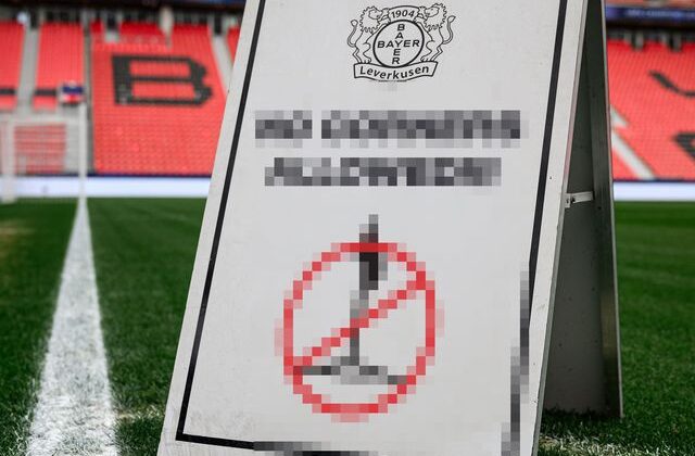 Daha önce böyle bir uyarı levhası görmediniz! Bayer Leverkusen’den Arsenal’in köşe vuruşlarına esprili önlem