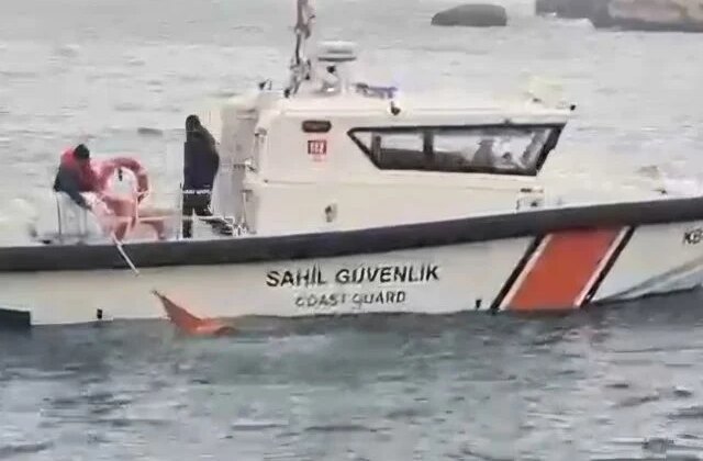 Denizde hareketsiz halde bulunan kadın hastaneye kaldırıldı