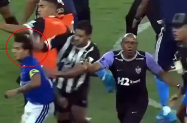 Derbi savaş alanına döndü! Rakibine yumruk attı