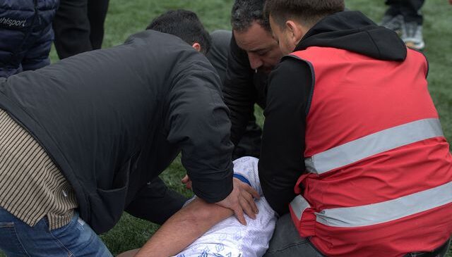 Dili boğazına kaçan takım arkadaşlarına üzülünce oyuna devam edemediler