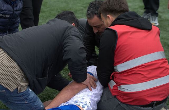 Dili boğazına kaçan takım arkadaşlarına üzülünce oyuna devam edemediler