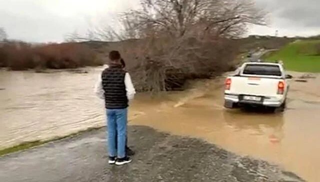 Diyarbakır’da şiddetli yağış: Köye ulaşım kesildi, bazı vatandaşlar mahsur kaldı