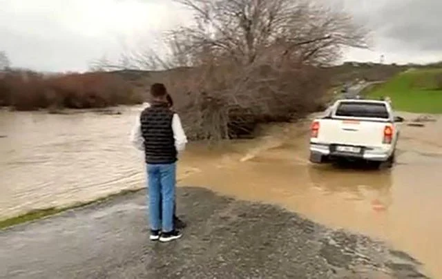 Diyarbakır’da şiddetli yağış: Köye ulaşım kesildi, bazı vatandaşlar mahsur kaldı