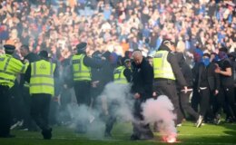 Dün geceye damga vuran derbi! Taraftarlar sahaya indi