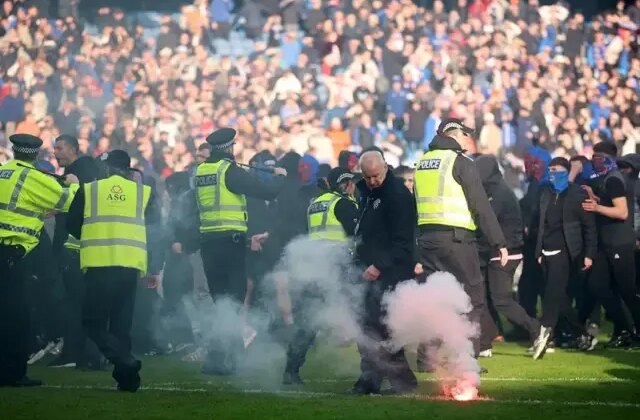 Dün geceye damga vuran derbi! Taraftarlar sahaya indi