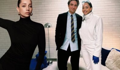 Dünyaca ünlü yıldızla aynı karede! Özge Özacar’dan Robert Pattinson paylaşımı