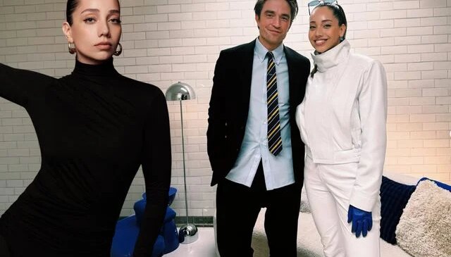 Dünyaca ünlü yıldızla aynı karede! Özge Özacar’dan Robert Pattinson paylaşımı