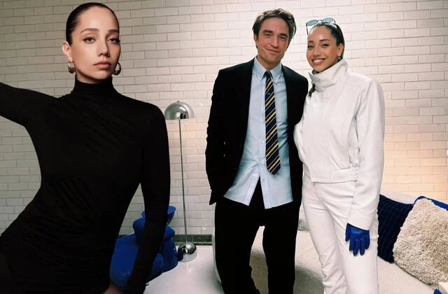 Dünyaca ünlü yıldızla aynı karede! Özge Özacar’dan Robert Pattinson paylaşımı