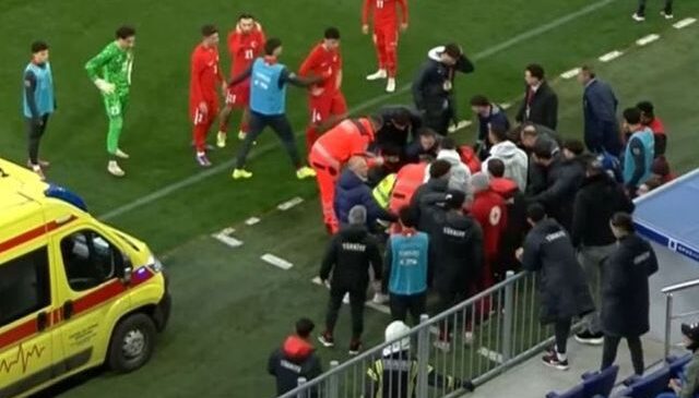 Ümit Milli Takımı teknik direktörü Egemen Korkmaz maç esnasında yere yığıldı! İşte son durumu