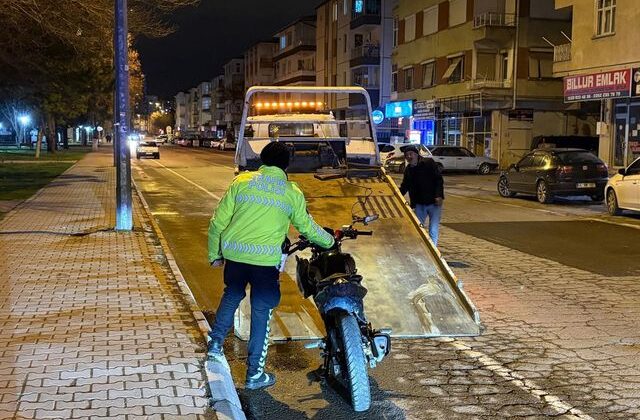 Ehliyetsiz motosikletli polisten kaçtı, ceza yağmuruna tutuldu