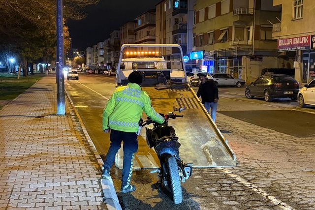 ehliyetsiz motosikletli polisten kacti ceza 19700954 1105 o
