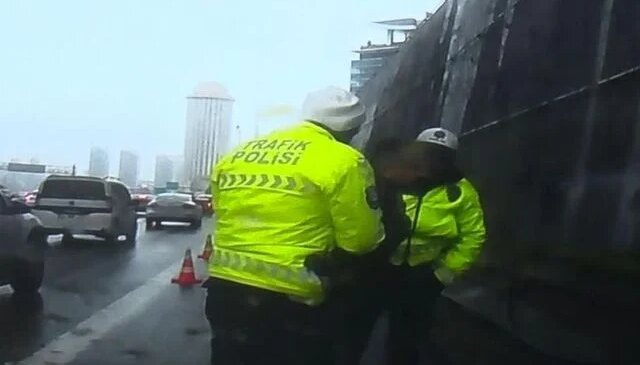 Emniyet şeridinde şoke eden anlar! Polisler anında müdahale etti