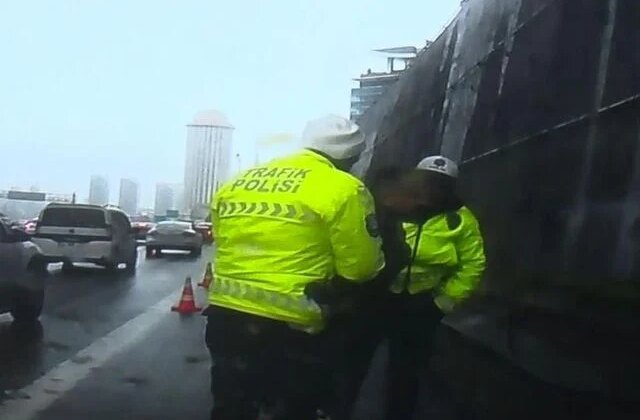 Emniyet şeridinde şoke eden anlar! Polisler anında müdahale etti