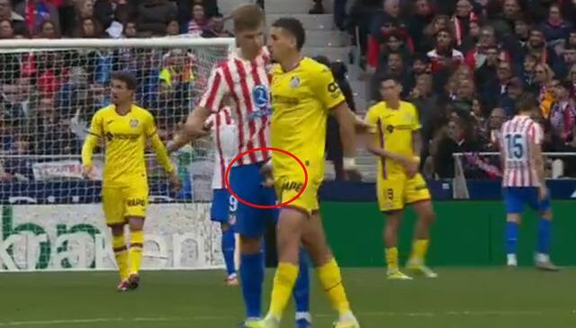 Bunu da gördük! Rakibinin cinsel organını avuçladı sonu kötü oldu