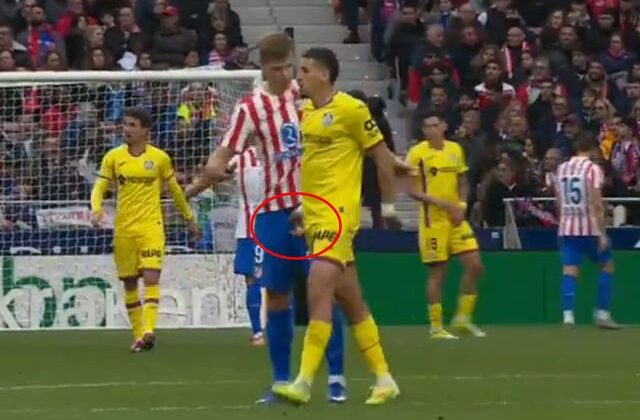 Bunu da gördük! Rakibinin cinsel organını avuçladı sonu kötü oldu