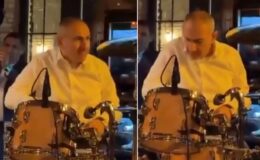 Etrafı yangın yerine dönen ülkenin liderinin rahatlığına bakın