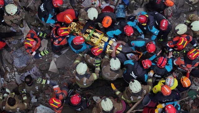 Fatih’te çöken binalarda enkaz altında kalanlar böyle kurtarıldı
