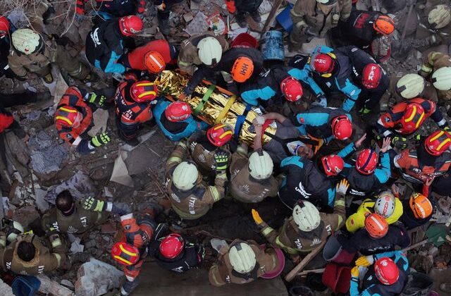 Fatih’te çöken binalarda enkaz altında kalanlar böyle kurtarıldı