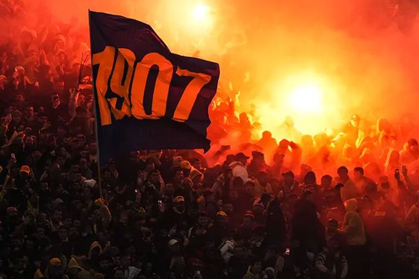 fener taraftarin icine su serpen haber 19631534 3610 o