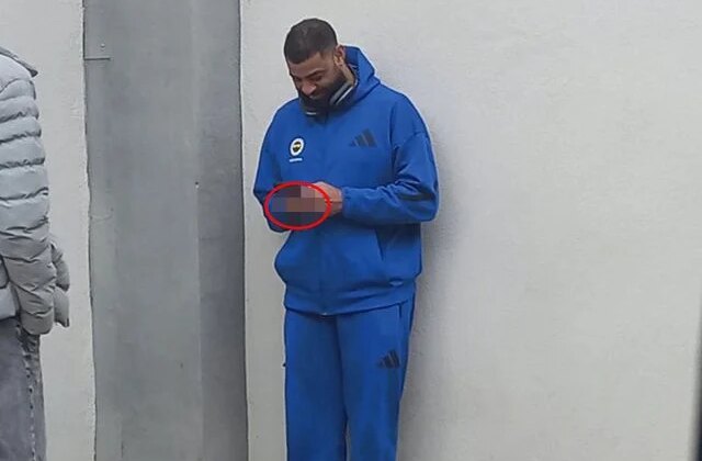 Fenerbahçe’de olay yaratan görüntü: Maç öncesi sigara içti