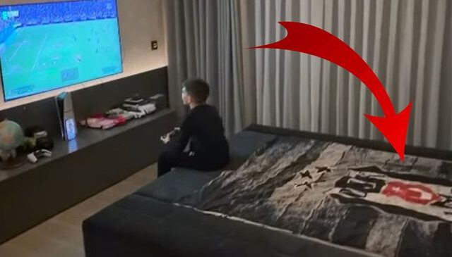 Fenerbahçe’nin eski yıldızı oğlunu oyun oynarken paylaştı! Yataktaki Beşiktaş detayı bomba