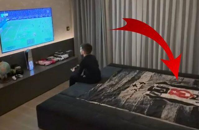 Fenerbahçe’nin eski yıldızı oğlunu oyun oynarken paylaştı! Yataktaki Beşiktaş detayı bomba