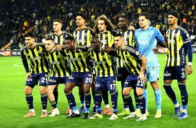 Fenerbahçe taraftarından iki yıldız oyuncuya protesto