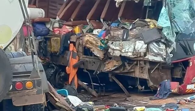 Gana’da yolcu otobüsüyle kamyonun çarpışması sonucu 16 kişi öldü