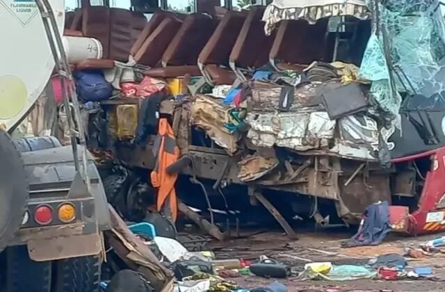 Gana’da yolcu otobüsüyle kamyonun çarpışması sonucu 16 kişi öldü