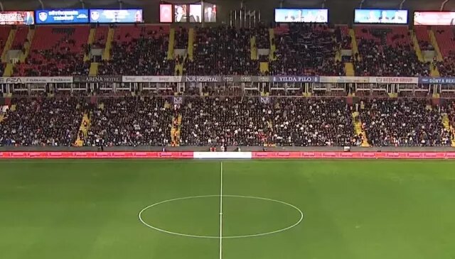 Gaziantep FK-Fenerbahçe mücadelesi ışıklandırmadaki arıza nedeniyle başlayamadı