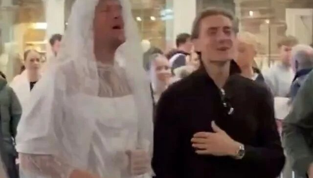 Gelinlik giyip şarkı söyledi, tepki gelince kendini bakın nasıl savundu