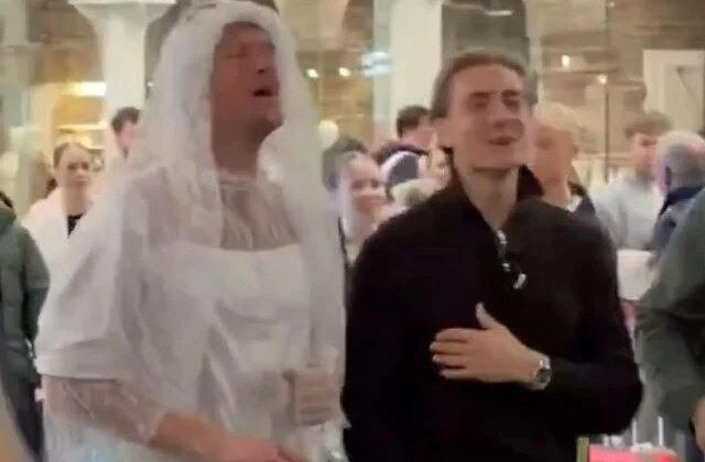 Gelinlik giyip şarkı söyledi, tepki gelince kendini bakın nasıl savundu