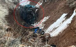 Gençlerin bulunduğu otomobil şarampole uçtu: Ölü ve yaralılar var