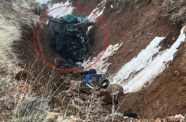 Gençlerin bulunduğu otomobil şarampole uçtu: Ölü ve yaralılar var