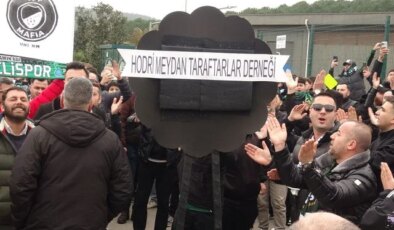 Görülmemiş tepki! Kocaelispor taraftarları, TFF binasının önüne siyah çelenk bıraktı