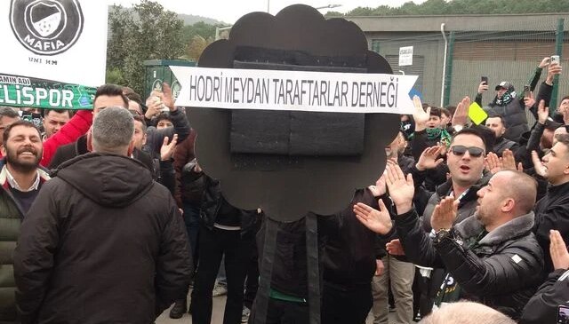 Görülmemiş tepki! Kocaelispor taraftarları, TFF binasının önüne siyah çelenk bıraktı