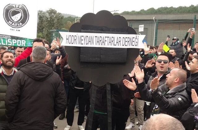 Görülmemiş tepki! Kocaelispor taraftarları, TFF binasının önüne siyah çelenk bıraktı