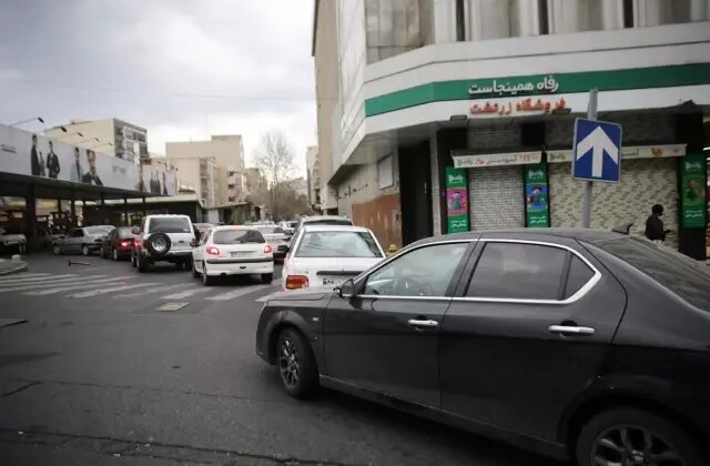 Görüntü İran’dan: Haberi alan akaryakıt istasyonuna koştu