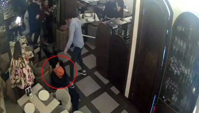 Görüntü Türkiye’den: Belediye başkanı gittiği işletmede böyle tekmelendi