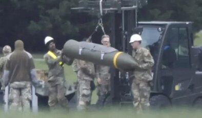 Görüntüler İngiltere’den! İran’ı vuracak füzeler ABD uçaklarına yüklendi