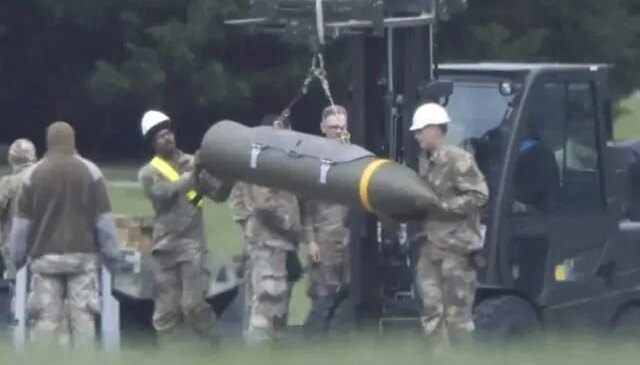 Görüntüler İngiltere’den! İran’ı vuracak füzeler ABD uçaklarına yüklendi