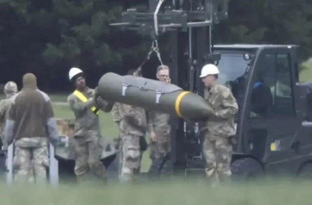 Görüntüler İngiltere’den! İran’ı vuracak füzeler ABD uçaklarına yüklendi