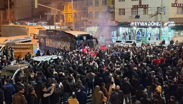 Gözünü Süper Lig’e diken lider Erzurumspor FK, kentte şampiyonlar gibi karşılandı