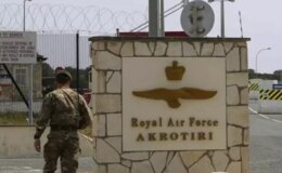 Güney Kıbrıs’a bulunan İngiliz üslerindeki ailelerin zorunlu tahliye süreci uzatıldı