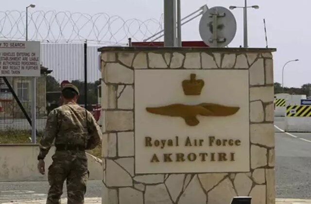 Güney Kıbrıs’a bulunan İngiliz üslerindeki ailelerin zorunlu tahliye süreci uzatıldı
