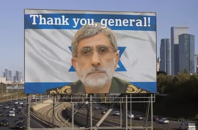 Hainlikle suçlanan İranlı komutanın fotoğrafı Tel Aviv’e asıldı