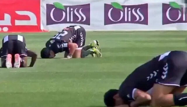 Hakem düdüğü çalınca yere yığıldılar