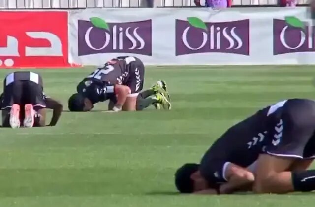 Hakem düdüğü çalınca yere yığıldılar