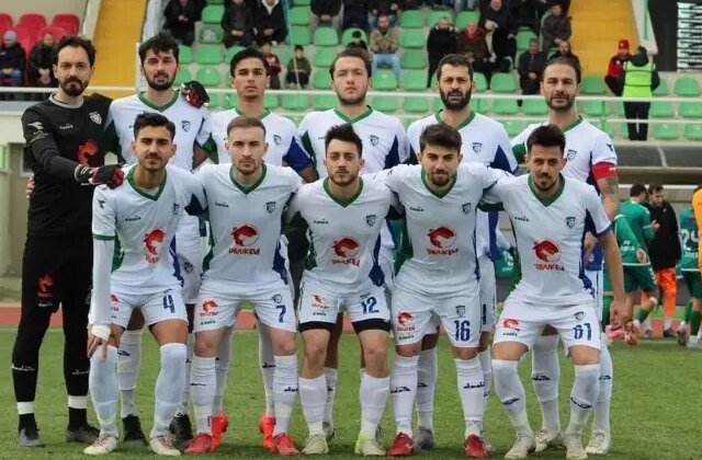 Hakem kararlarına isyan edip apar topar ligden çekildiler