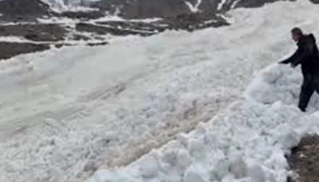 Hakkari’de köy yakınına çığ düşme anı görüntülendi
